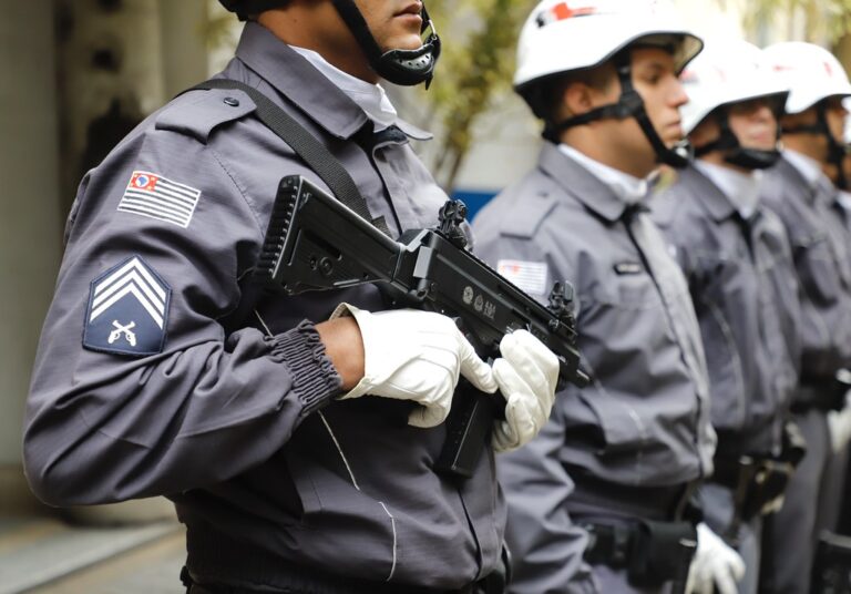 Quando uma pessoa sonha com polícia?